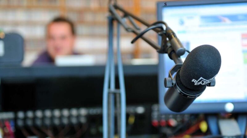 Kiat Jitu Berkarir di Industri Radio Profesional