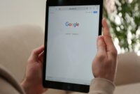 Pernah nggak sih kita mikir, Google—yang dulu jadi “dewa” pencarian di internet—sekarang mulai kelimpungan? Dulu, apa-apa kita tanya Google. 