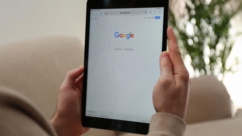 Pernah nggak sih kita mikir, Google—yang dulu jadi “dewa” pencarian di internet—sekarang mulai kelimpungan? Dulu, apa-apa kita tanya Google. 
