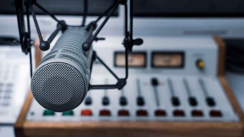 Penyiar Legendaris Radio 90an dengan Jenis Suara yang Ikonik