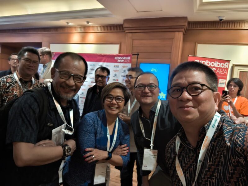 Kehadiran Presiden FDR Indonesia Harley Prayuda dan Wakil Presiden FDR Indonesia Denny Sompie dalam acara ini semakin menegaskan posisi FDR sebagai pemain penting dalam perkembangan audio journalism dan podcasting di kawasan Asia. - foto Denny Sompie