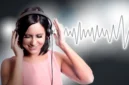 cara radio menemukan kembali jiwanya adalah dengan kembali pada hal paling mendasar: kehangatan manusia. Suara penyiar yang jujur, interaksi yang personal, dan ruang partisipasi yang terbuka adalah kunci untuk tetap relevan.