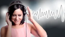 cara radio menemukan kembali jiwanya adalah dengan kembali pada hal paling mendasar: kehangatan manusia. Suara penyiar yang jujur, interaksi yang personal, dan ruang partisipasi yang terbuka adalah kunci untuk tetap relevan.