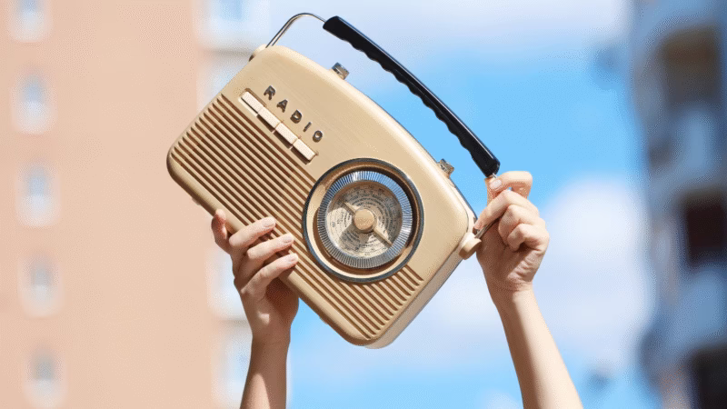 Hyperlocal Content sejatinya adalah penemuan kembali jati diri Radio Komunitas di era digital. Ketika media sosial didominasi oleh isu-isu makro dan berita viral yang tak jarang jauh dari realitas lokal, stasiun radio kecil memilih untuk menggali lebih dalam, menyajikan informasi yang spesifik dan sangat dibutuhkan oleh warga di lingkup RT/RW, desa, hingga kecamatan. Strategi ini menjadi pembeda utama mereka. - foto Iustrasi