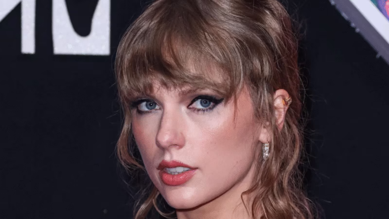 Taylor Swift kembali mencuri perhatian publik. Pada malam musim gugur di New York City, sang superstar tampil menawan