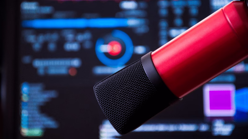 Strategi konten radio di era digital telah berubah total. Jika dahulu program berjalan dalam durasi jam-jaman, kini radio harus berpikir dalam format snackable (ringkas dan mudah dikonsumsi), yang merupakan bahasa Gen Z.