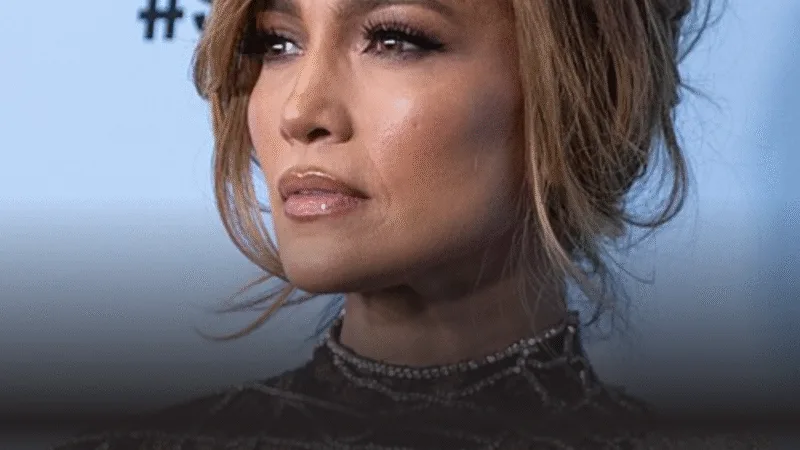 J.Lo, adalah seorang penyanyi, penulis lagu, aktris, penari dan pengusaha Amerika. 