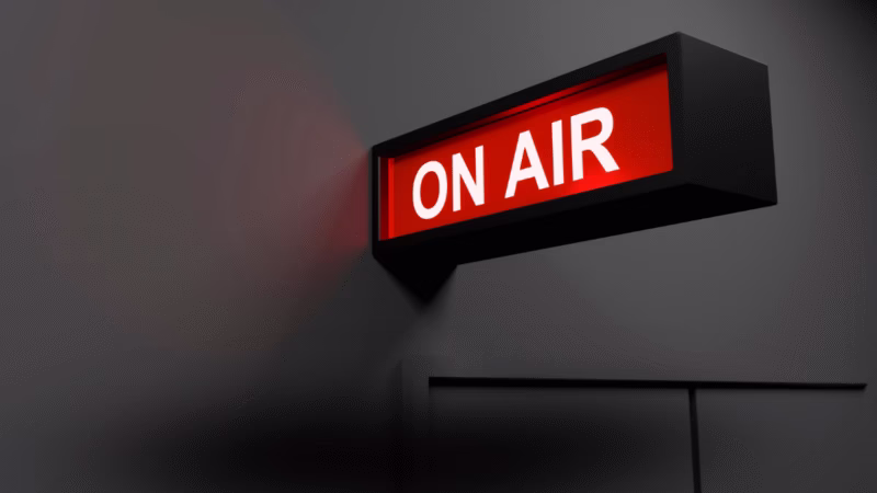 Kesuksesan program radio populer kini tidak hanya diukur dari rating udara, tetapi juga dari kehadiran mereka di luar studio.