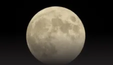 Fenomena Supermoon Cold Moon Hiasi Langit Desember 2025 pada 4-5 Desember. Bulan terlihat lebih besar dan terang (Purnama Perige) saat jarak Bulan terdekat dari Bumi.