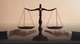 Perjuangan panjang para musisi akhirnya membuahkan hasil. Mahkamah Konstitusi mengabulkan sebagian uji materi Undang-Undang Hak Cipta, memberi kepastian soal royalti, pihak penanggung jawab pembayaran, hingga menegaskan pendekatan keadilan restoratif dalam penegakan pidana.