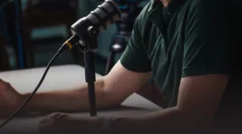 Nama samaran penyiar radio dan pendengar masih digunakan hingga kini sebagai identitas udara, menjaga privasi, dan membangun kedekatan emosional.