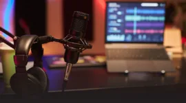 Pelajari spesifikasi studio rekaman radio modern. Dari mikrifon, mixer, hingga akustik ruangan.