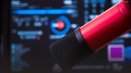 Pelajari kekuatan Suara Penyiar Radio dalam membangun koneksi emosional. Temukan alasan mengapa audio lebih efektif mengusir kesepian dibanding media sosial.