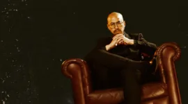 Pandji Pragiwaksono tampil di stand up comedy Mens Rea - FOTO NETFLIX