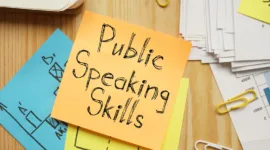 Komunikasi nonverbal mencakup lebih dari 55% pesan yang diterima audiens, melebihi kekuatan pilihan kata dan intonasi suara.