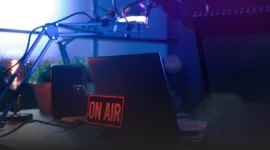 Radio memiliki peluang untuk bangkit kembali jika ia berani menanggalkan topeng nostalgianya. Dunia sudah berubah, pendengar sudah tumbuh dewasa, dan algoritma semakin pintar.