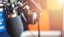 Jadi penyiar radio, perlu kuliah komunikasi atau cukup bermodal suara enak, percaya diri, dan jam terbang?