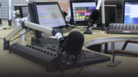 Adaptasi teknologi melalui aplikasi streaming dan integrasi media sosial membuat radio tetap relevan bagi pendengar lintas generasi.