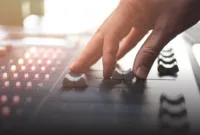 nasib profesi penyiar 2026 mencerminkan keputusasaan industri yang salah arah. Menyelamatkan radio bukan berarti mengubah semua penyiar menjadi admin media sosial, melainkan memperkuat nilai unik audio yang tidak dimiliki media lain.