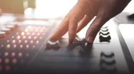 nasib profesi penyiar 2026 mencerminkan keputusasaan industri yang salah arah. Menyelamatkan radio bukan berarti mengubah semua penyiar menjadi admin media sosial, melainkan memperkuat nilai unik audio yang tidak dimiliki media lain.