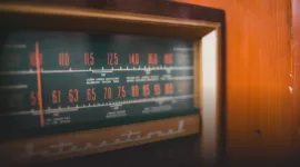 Mengulas tajam penurunan pendengar radio 2026. Simak analisis mengenai nasib radio analog yang kian ditinggalkan dan urgensi transformasi bagi pemilik media.