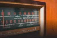 Keunikan siaran malam terletak pada keintiman suaranya. Berbeda dengan program prime time pagi yang serba cepat dan penuh semangat, program malam memiliki tempo yang melambat, memberikan ruang bagi pendengar untuk bernapas dan berkontemplasi.