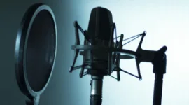 Memahami perbedaan antara voice over, dubbing, dan narasi sangat penting bagi kreator konten untuk menentukan teknik penyampaian pesan yang paling efektif.