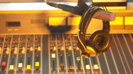 struktur organisasi stasiun radio, manajer radio, direktur program, teknisi radio, manajemen penyiaran