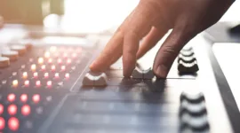 Teknik presentasi on-air berperan penting dalam membangun persona penyiar yang unik, kredibel, dan relevan di tengah persaingan industri media.