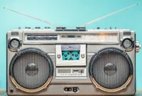 Memahami Teknologi Pemancar Radio FM vs Radio Digital (DAB). Pelajari perbedaan kualitas suara, efisiensi frekuensi, dan masa depan penyiaran radio di Indonesia