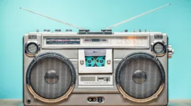 Memahami Teknologi Pemancar Radio FM vs Radio Digital (DAB). Pelajari perbedaan kualitas suara, efisiensi frekuensi, dan masa depan penyiaran radio di Indonesia