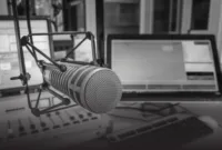 Kenapa Suara Penyiar Radio Enak Didengar? Ini 5 Rahasia Teknisnya