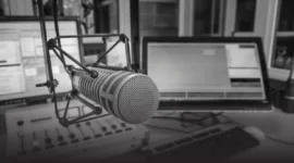 Ingin berkarir di dunia penyiaran? Simak tips lolos casting penyiar radio tanpa pengalaman untuk pemula, mulai dari teknik vokal hingga cara membuat demo suara.