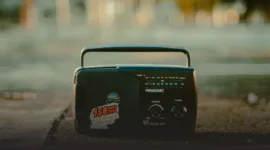 Studio radio kini tidak lagi hanya berisi mikrofon dan konsol audio, tetapi juga dilengkapi dengan pencahayaan standar sinematik dan perangkat switcher video otomatis. - foto ilustrasi