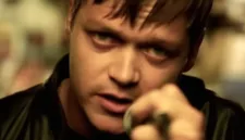 Pendiri sekaligus penulis lagu utama 3 Doors Down ini wafat dengan tenang di sisi keluarganya, meninggalkan warisan lagu ikonik seperti