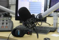 Meskipun memberikan pengaruh positif seperti akses yang lebih luas, teknologi digital juga menghadirkan sisi mata uang yang berbeda. Fragmentasi audiens menjadi tantangan serius karena perhatian pendengar kini terpecah ke berbagai platform media sosial dan podcast.
foto ilustrasi