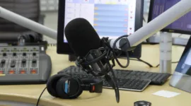 Meskipun memberikan pengaruh positif seperti akses yang lebih luas, teknologi digital juga menghadirkan sisi mata uang yang berbeda. Fragmentasi audiens menjadi tantangan serius karena perhatian pendengar kini terpecah ke berbagai platform media sosial dan podcast.

foto ilustrasi