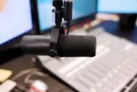 Penerapan tips memilih jam siaran terbaik di masa depan akan semakin presisi berkat bantuan data GPS dan integrasi dasbor mobil pintar.
