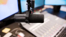 Penerapan tips memilih jam siaran terbaik di masa depan akan semakin presisi berkat bantuan data GPS dan integrasi dasbor mobil pintar.
